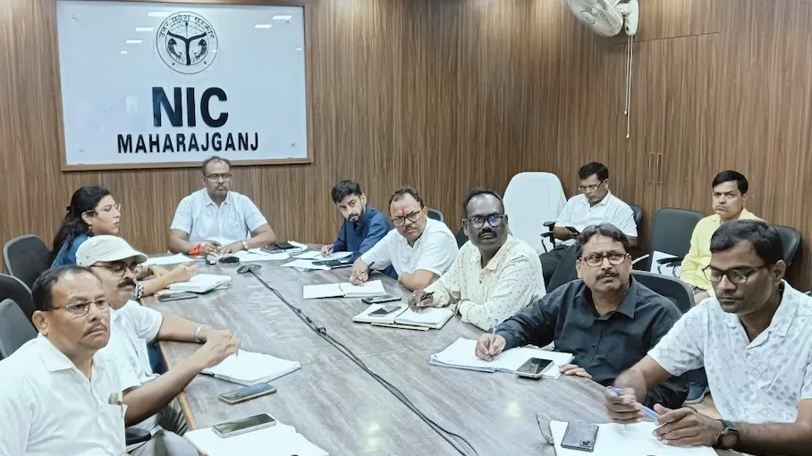 DM की बैठक के दौरान चल अश्लील वीडियो