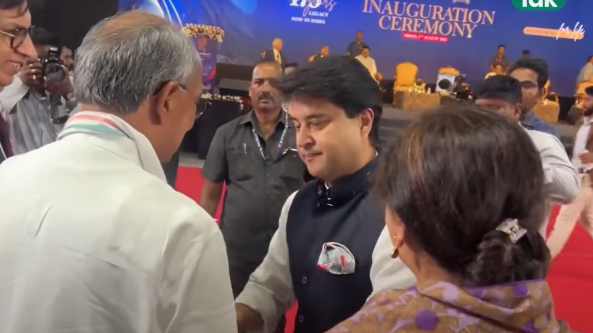 दिग्विजय सिंह ने बताया कि आखिर क्यों ज्योतिरादित्य सिंधिया उनका हाथ पकड़कर उन्हे मंच पर लेकर गए थे? NewsTak