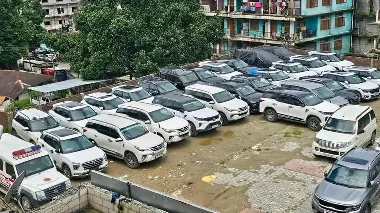 सुप्रीम कोर्ट का बड़ा फैसला! दिल्ली-NCR में फिलहाल चलती रहेंगी 10 और 15 साल पुरानी गाड़ियां सांकेतिक तस्वीर