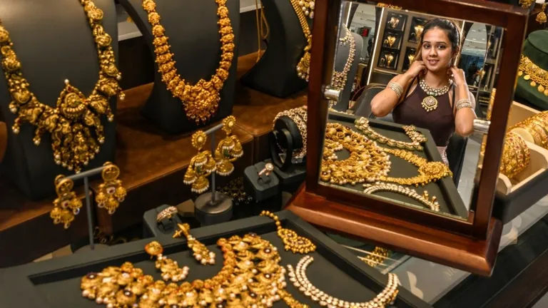 gold-Silver Price: सोने का भाव 1 लाख रुपए से आया नीचे, चांदी की चमक बरकरार gold price today, silver price today, gold silver rate India, gold price 24 carat, silver price per kg, सोने का भाव आज, चांदी का भाव आज