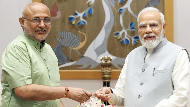 उपराष्ट्रपति चुनाव में कौन भारी? जानें NDA और INDIA गठबंधन के सांसदों का पूरा आंकड़ा पीएम मोदी और सीपी राधाकृष्णन (File Photo: X/ narendramodi)