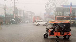 Weather Update: ग्वालियर-निवाड़ी समेत MP में आज भारी बारिश का अलर्ट, इन जिलों में दिखेगा सबसे ज्यादा असर! NewsTak