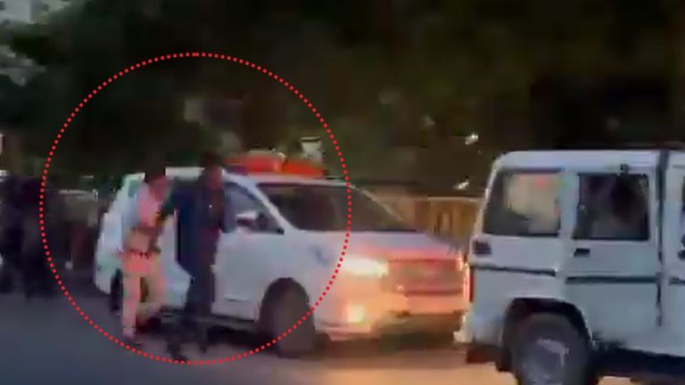 पटना: स्वास्थ्य मंत्री मंगल पांडे को लोगों ने दौड़ाया, भागते हुए का वीडियो वायरल, सामने आई पूरी कहानी Patna protest – Bihar Health Minister Mangal Pandey convoy attacked, viral video