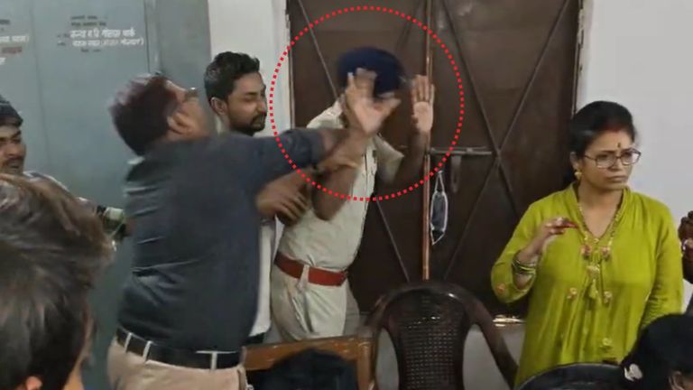 पटना के एक स्कूल में जांच करने पहुंचे थे थानाध्यक्ष...ग्रामीणों ने कर दी जमकर पिटाई, देखें वीडियो Patna police officer beaten during school incident