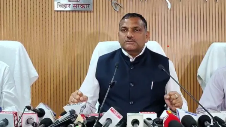 सीएम नीतीश ने चुनाव से पहले खोल दिया खजाने का पिटारा, महिलाओं को दी बड़ी सौगात CM Nitish Kumar launching Mukhyamantri Mahila Rozgar Yojana