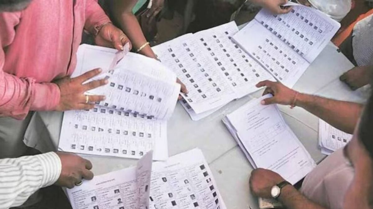 बिहार में चल रही SIR प्रक्रिया को 50 फीसदी से ज्यादा लोगों ने बताया सही, देखें MOTN सर्वे के चौंकाने वाले नतीजे Bihar SIR process MOTN survey results