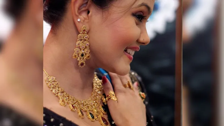 Gold Silver Price update: ऑल टाइम हाई प्राइस पर पहुंचने के बाद सोने-चांदी के भाव स्थिर, देखें ताजा भाव Gold Silver Price today