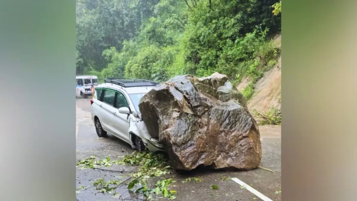 कार पर पहाड़ी से गिरा पत्थर…अंदर बैठी सवारियां, बस एक सेकंड में बच गई जान, रोंगटे खड़े कर देगा वीडियो कार की बोनट पर गिरा बोल्डर