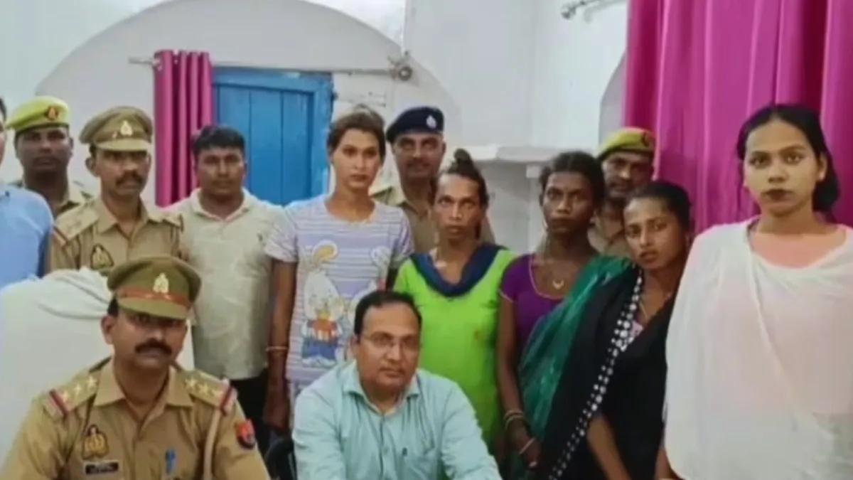 देवरिया: किन्नरों ने RPF इंस्पेक्टर पर किया था हमला...गिरफ्तारी के बाद जेंडर चेक हुआ तो सामने आया चौंकाने वाला सच देवरिया : मारपीट करने वाले 7 में से 5 किन्नर निकले फर्जी 2 ने बदला था जेंडर