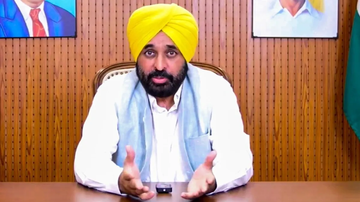 बाढ़ पीड़ित महिला का दुख देखकर भावुक हुए मुख्यमंत्री भगवंत मान, दिया हर संभव मदद का भरोसा Bhagwant Mann emotional meeting flood victims Punjab