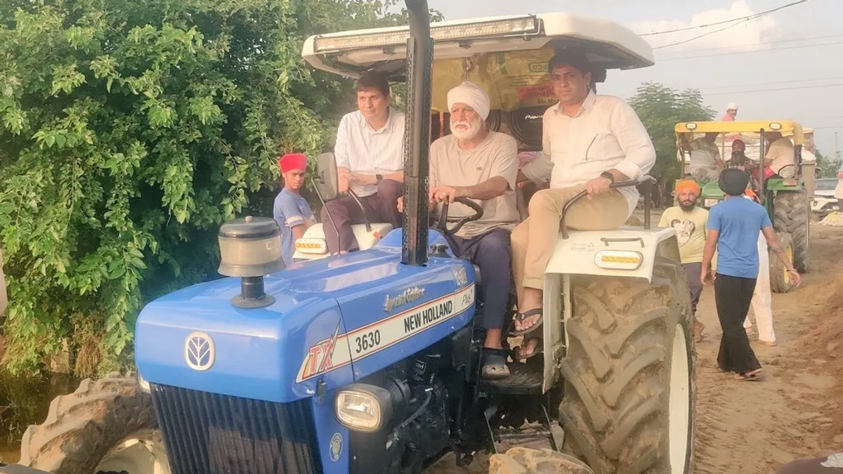 केजरीवाल के निर्देश पर दिल्ली "आप" संयोजक सौरभ भारद्वाज बाढ़ राहत सामग्री लेकर पंजाब रवाना Punjab Flood