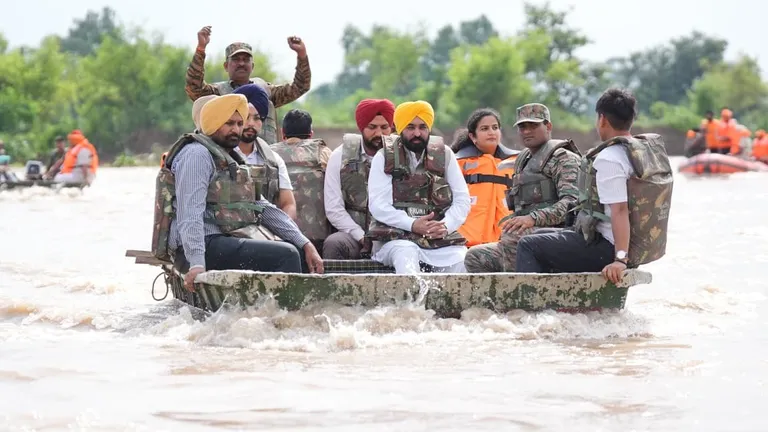 पंजाब सरकार की बड़ी पहल, बाढ़ पीड़ितों को राहत सामग्री भेजने के लिए उतारे ड्रोन Punjab Flood News
