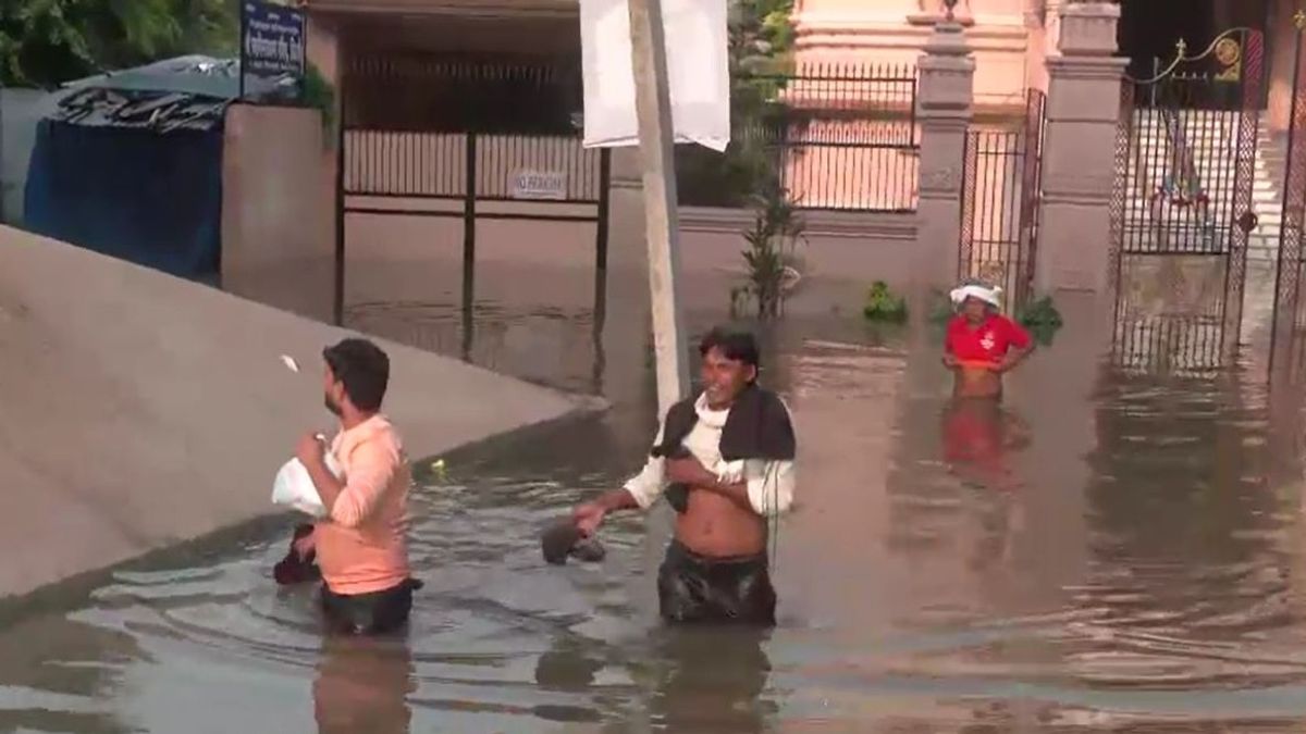 दिल्ली में घुसा बाढ़ का पानी, श्मशान घाट के फुटपाथ पर हो रहे अंतिम संस्कार, यमुना का लगातार बढ़ रहा जलस्तर दिल्ली में बाढ़ के कारण स्थिति गंभीर