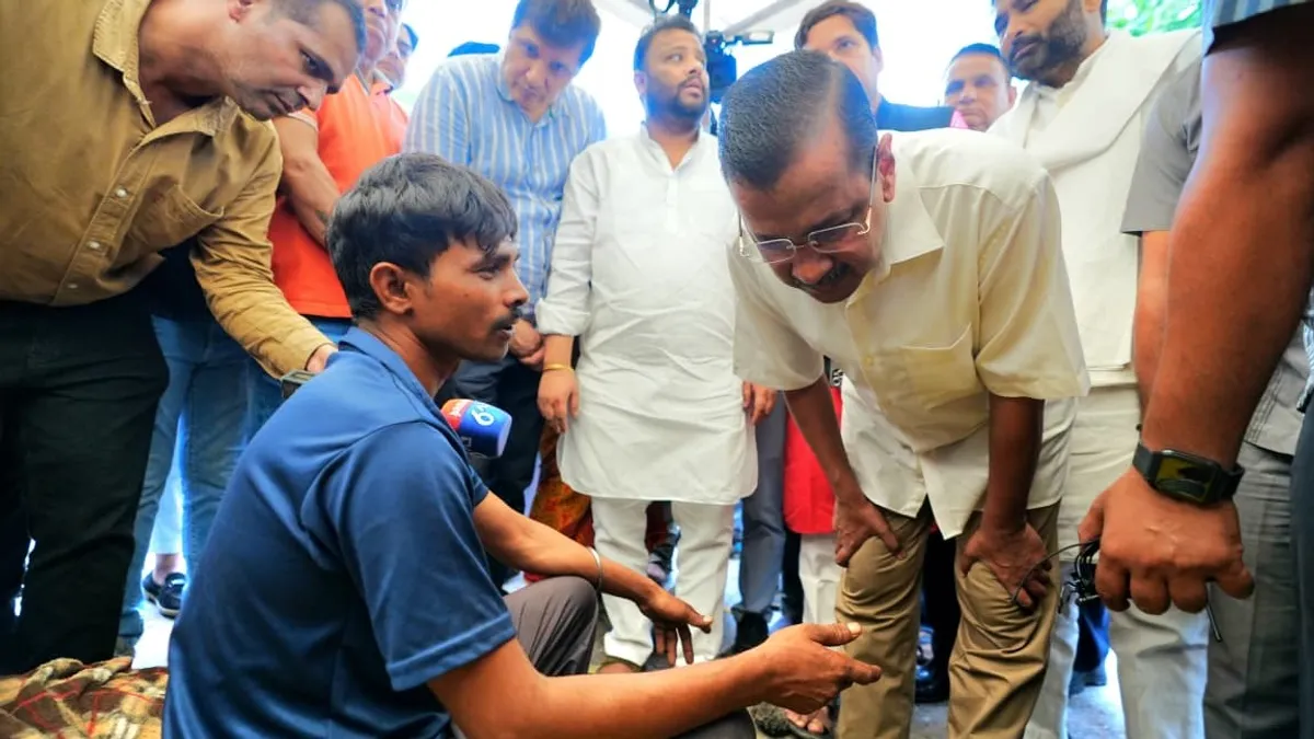 राहत शिविर पहुंचे अरविंद केजरीवाल, लोग बोले - आपके समय मिलती थी सब सुविधाएं, अब नहीं मिल रही Arvind Kejriwal visits Delhi flood relief camp