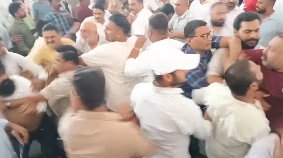 रुद्रपुर में  कांग्रेस पार्टी की बैठक में हुआ बवाल  (Photo: Screengrab)