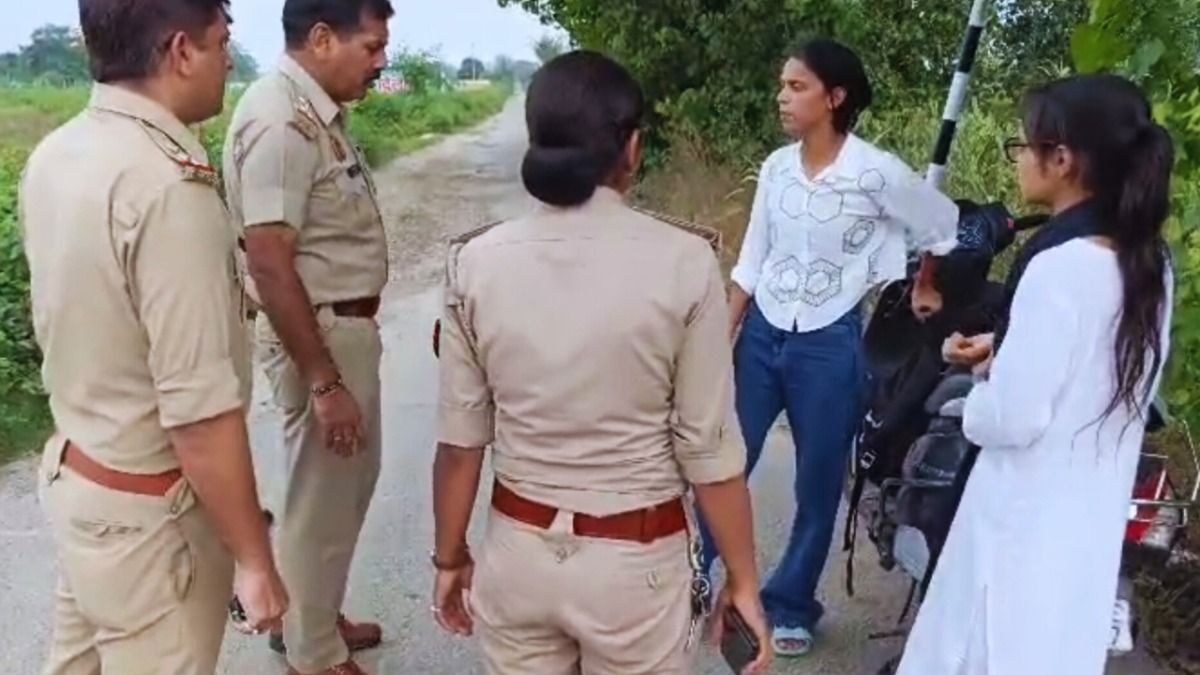 UP PET Exam देने जा रहीं थी छात्राएं, रास्ते में स्कूटी हुई खराब…फिर UP पुलिस ने ऐसे पहुंचाया एग्जाम सेंटर! वीडियो वायरल UP PET News