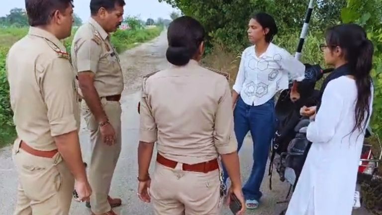 UP PET Exam देने जा रहीं थी छात्राएं, रास्ते में स्कूटी हुई खराब…फिर UP पुलिस ने ऐसे पहुंचाया एग्जाम सेंटर! वीडियो वायरल UP PET News