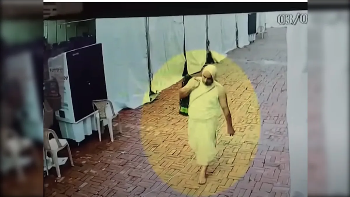 लाल किलों से 1 करोड़ का कलश चोरी, पुजारी के भेष में चोर आया नजर, CCTV में कैद हुई बड़ी वारदात! लाल किले से कलश हुआ चोरी