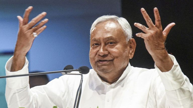 बिहार चुनाव से पहले नीतीश कुमार का एक और बड़ा ऐलान, महिलाओं को फिर मिली सौगात Nitish Kumar announcement for Anganwadi workers Bihar 2025