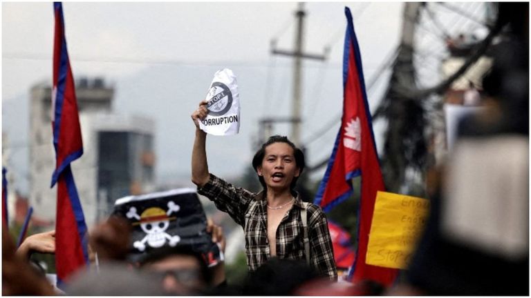 फेसबुक, इंस्टा बैन के बाद नेपाल में Gen-z ने काट दिया बवाल, संसद में घुसने की कोशिश, 16 की मौत NewsTak