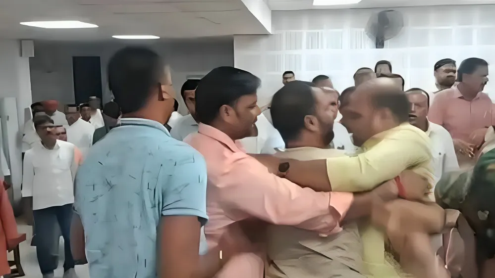 औरंगाबाद में चुनावी चौपाल के दौरान भाजपा पूर्व सांसद और कांग्रेस विधायक भिड़े