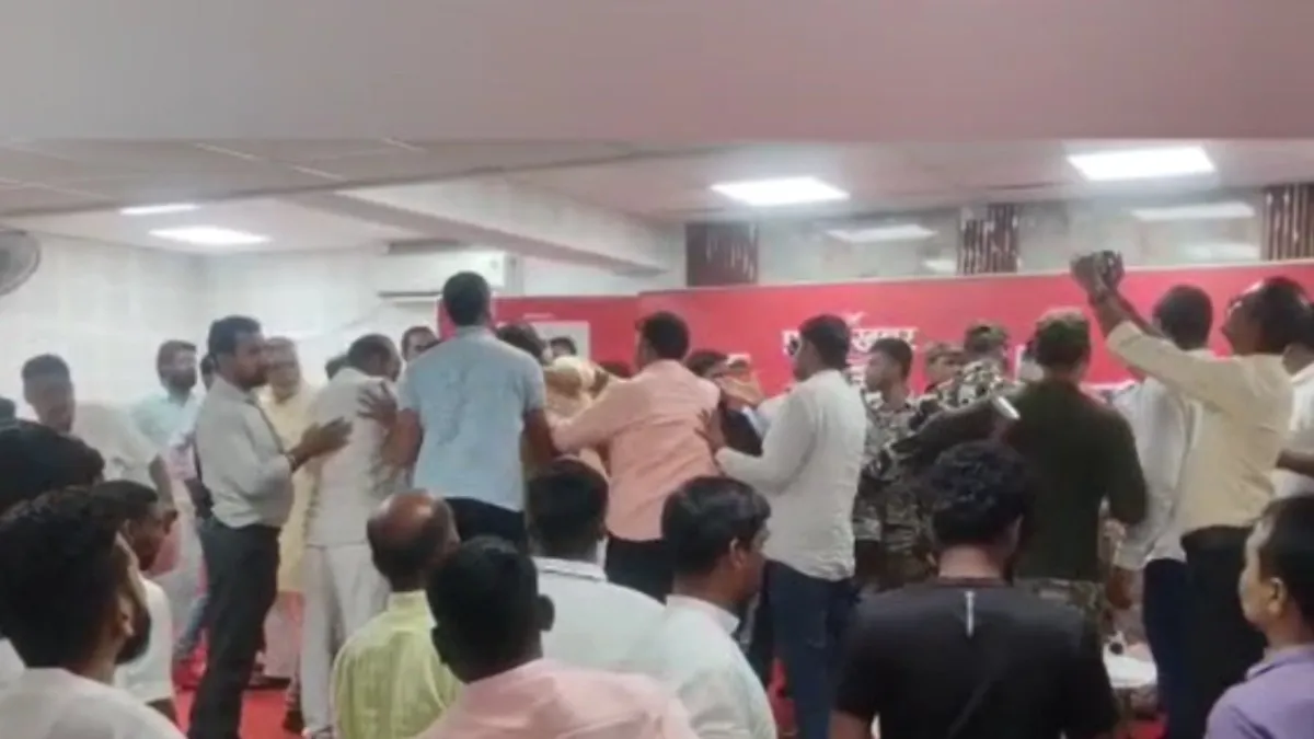 औरंगाबाद में चुनावी चौपाल के दौरान भाजपा पूर्व सांसद और कांग्रेस विधायक भिड़े