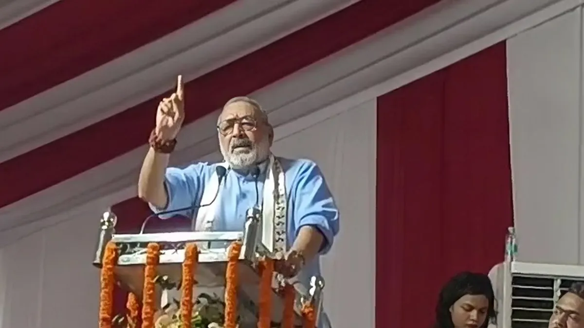 बेगूसराय में गिरिराज सिंह ने मुसलमानों को लेकर दिया विस्फोटक बयान, बोले- मस्जिदों से फतवा जारी हुआ तो मंदिरों से हुंकार भरेंगे बेगूसराय में भाषण देते केंद्रीय मंत्री गिरिराज सिंह
