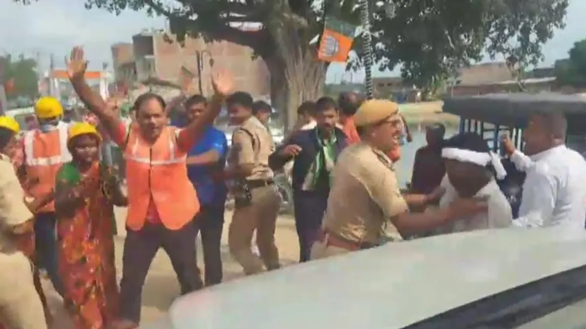 सहरसा में बिहार सरकार के मंत्री श्रवण कुमार को स्वच्छता कर्मियों ने खदेड़ा, वीडियो आया सामने सहरसा में स्वच्छता कर्मियों ने बिहार मंत्री श्रवण कुमार का घेराव किया और गाड़ी रोककर विरोध जताया