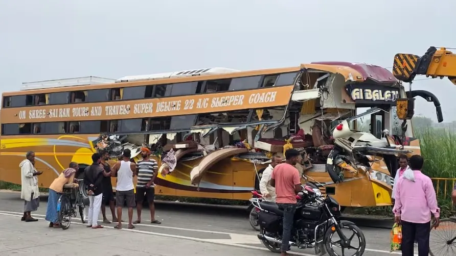 UP के जौनपुर में हादसे का शिकार हुई बस  (Photo: ITG)