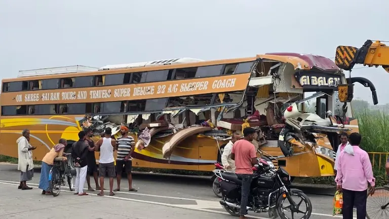 UP: जौनपुर में बड़ा सड़क हादसा, अयोध्या से काशी जा रहे श्रद्धालुओं की बस ट्रेलर से टकराई, 4 की मौत और 9 घायल! UP के जौनपुर में हादसे का शिकार हुई बस (Photo: ITG)