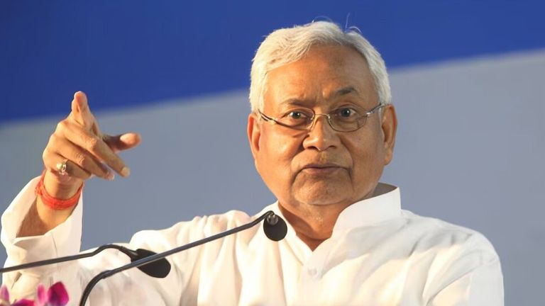 बिहार चुनाव से पहले नीतीश कुमार का मास्टरस्ट्रोक, छात्रों के लिए किया बड़ा ऐलान नीतीश कुमार ने छात्रों को बड़ी सौगात दी, अब शिक्षा ऋण होगा ब्याज मुक्त