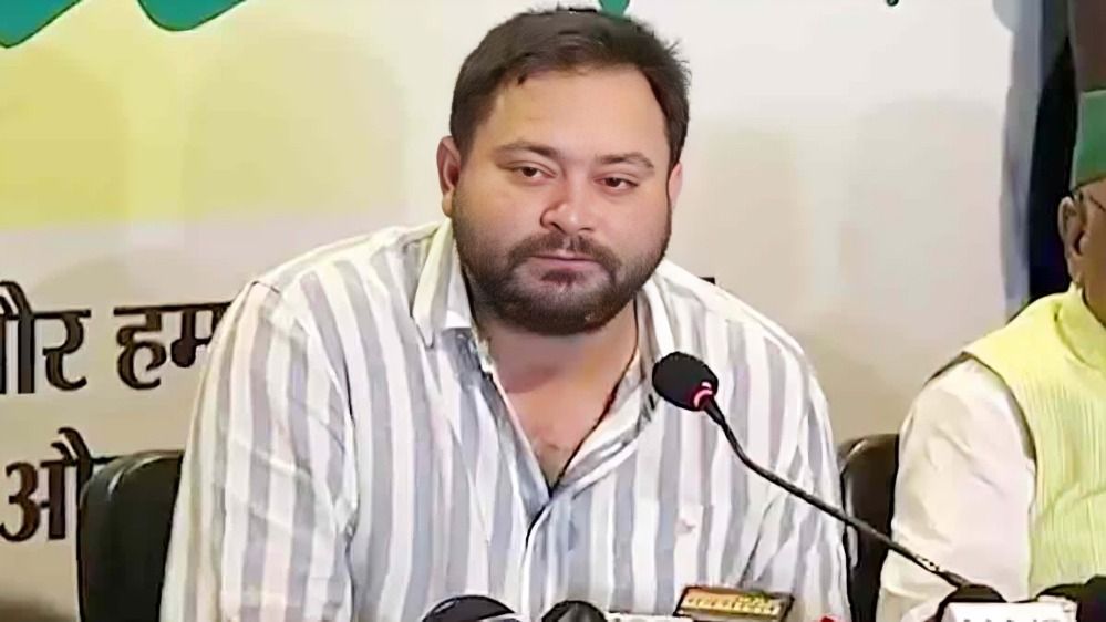 दरभंगा में एक महिला ने पूर्व उप मु्ख्यमंत्री तेजस्वी यादव समेत महागठबंधन के 4 नेता पर दर्ज कराई FIR, बताई पूरी कहानी दरभंगा में महिला ने तेजस्वी यादव समेत 4 नेताओं पर FIR दर्ज कराई