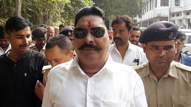 मोकामा से अनंत सिंह लड़ेगे विधानसभा चुनाव? एनडीए कार्यकर्ता सम्मेलन में ऐसा क्या हुआ कि चर्चाएं हो गई तेज एनडीए कार्यकर्ता सम्मेलन में अनंत सिंह को मिला मंच पर अहम स्थान, ललन सिंह ने बताया मोकामा का रक्षक