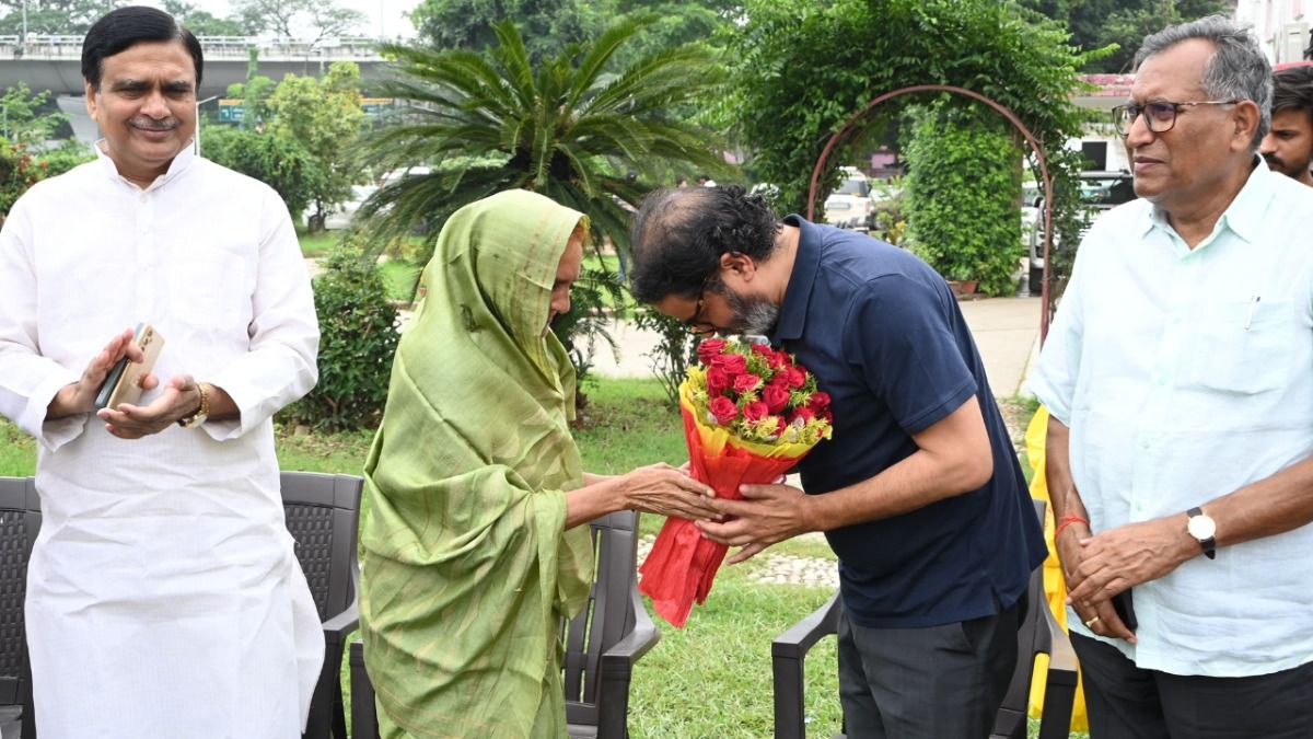 जदयू से 3 बार विधायक रहीं मीना द्विवेदी ने सैकड़ों के साथ छोड़ी पार्टी, प्रशांत किशोर के जन सुराज में हुई शामिल जदयू छोड़ मीना द्विवेदी हुईं जन सुराज में शामिल