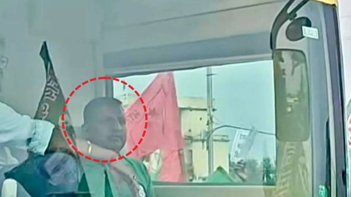 तेजस्वी यादव की गाड़ी की फ्रंट सीट पर संजय यादव