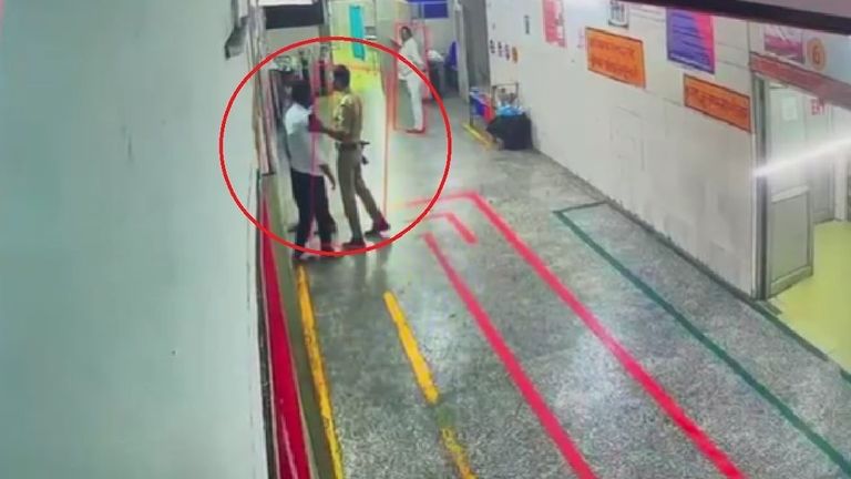 इटावा में खाकी का रौब, SSP की मां बीमार हुई तो इमरजेंसी से जबरन डॉक्टर को उठा ले गए पुलिसवाले! Etawah