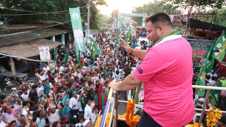 तेजस्वी के मंच से PM मोदी की मां को गाली देने का दावा, हमलावर हुई बीजेपी, RJD ने किया पलटवार Tejashwi Yadav