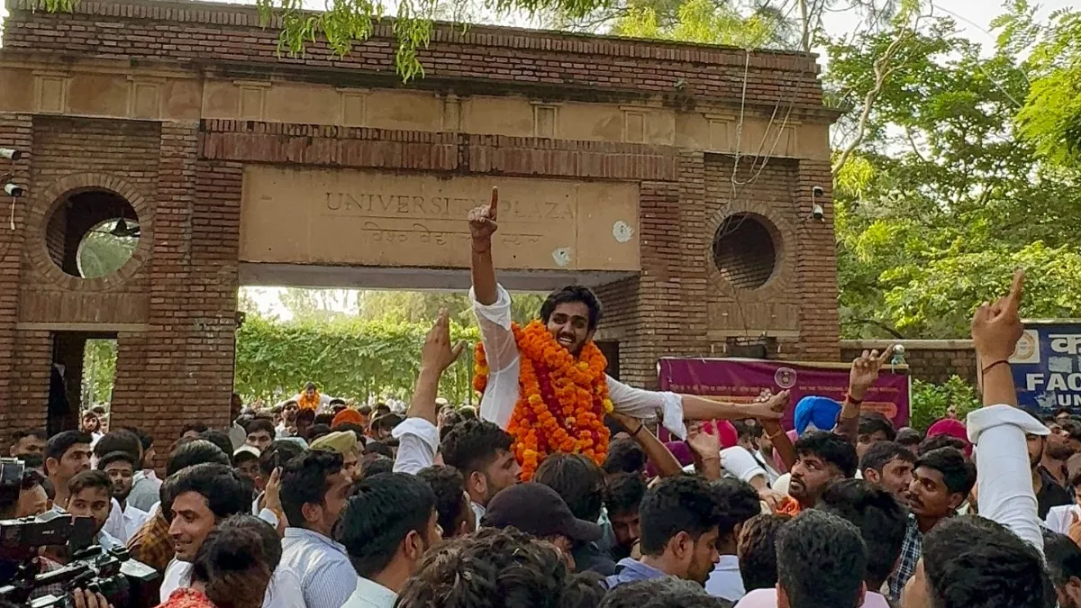 DUSU चुनाव जीतकर पहली बार गांव पहुंचे आर्यन मान, स्टूडेंट्स के लिए किया ये काम करने का ऐलान! Aryan Mann