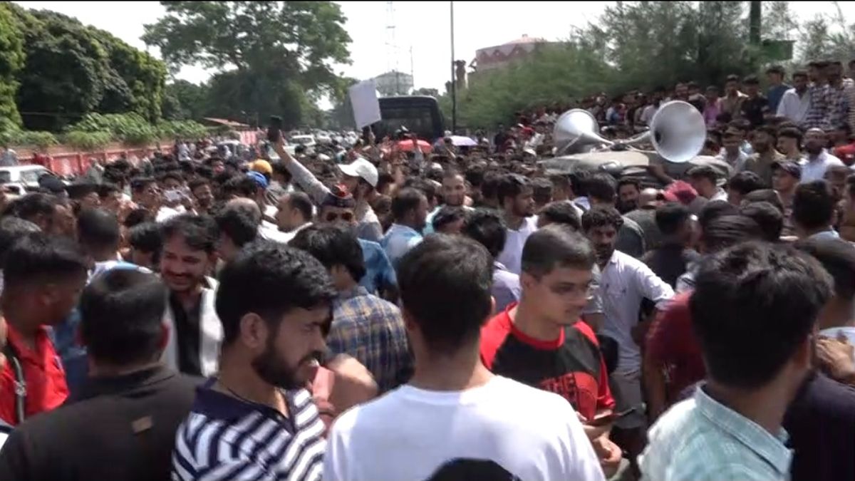 UKSSSC पेपर लीक पर देहरादून में हंगामा...सैकड़ों युवा सड़क पर उतरे, परीक्षा रद्द और CBI जांच की मांग UKSSSC Paper Leak