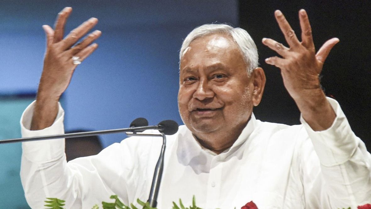 बिहार में चुनावी रैली के दौरान नीतीश कुमार का लालू यादव को लेकर बिगड़ा बोल चर्चा में