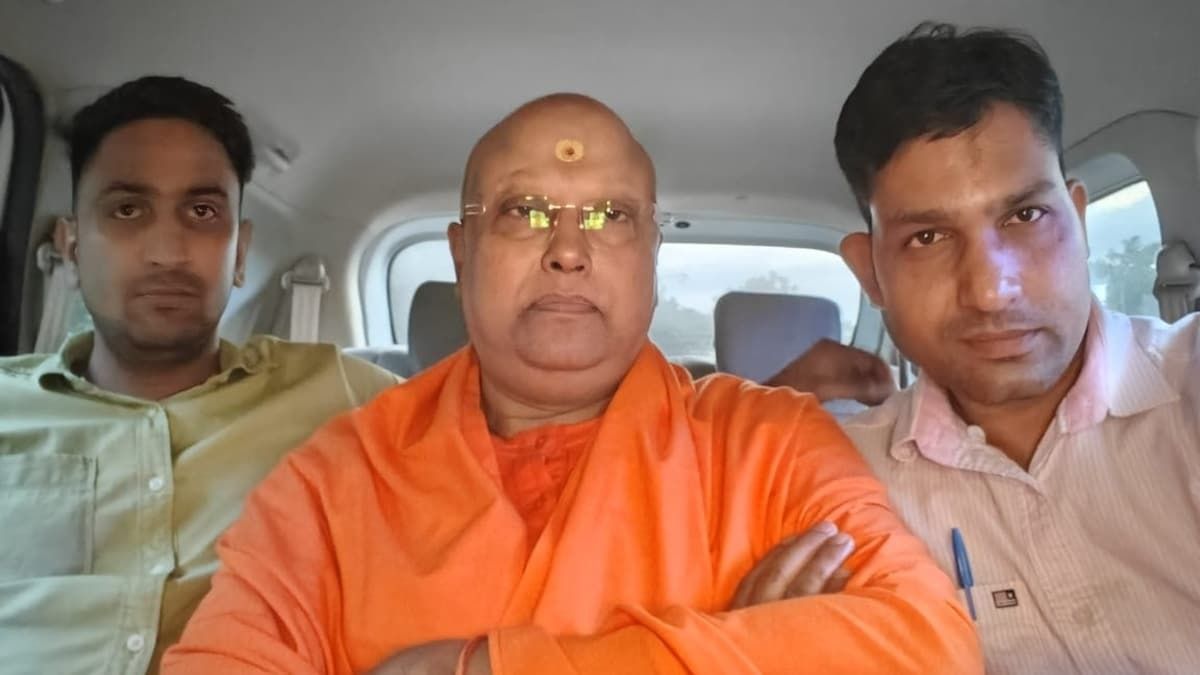 स्वामी चैतन्यानंद सरस्वती आगरा से गिरफ्तार, उन पर क्या गंभीर आरोप लगे हैं?  