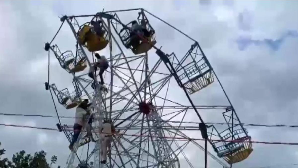 मध्यप्रदेश के रायसेन में नवरात्री मेले में अचानक टूटा झूला, फंसे लोगों में मची अफरा-तफरी, देखें Video मध्यप्रदेश के रायसेन में हुआ हादसा