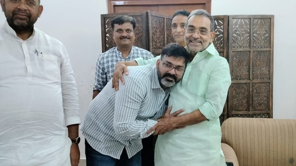 बिहार चुनाव से पहले पवन सिंह की एनडीए में एंट्री? उपेंद्र कुशवाहा से मिलकर छुए पैर, इस सीट से लड़ने की चर्चा!