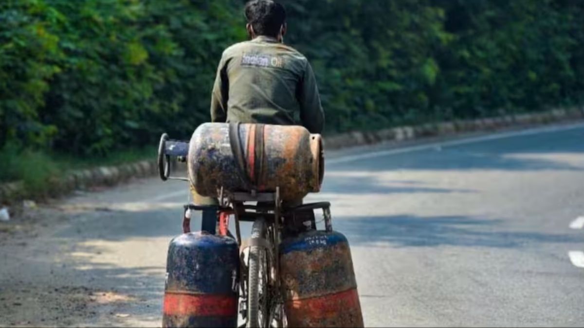  LPG Price Update: 1 अक्टूबर से कॉमर्शियल सिलेंडर के दाम बढ़े, घरेलू सिलेंडर के रेट में कितना बदलाव हुआ?