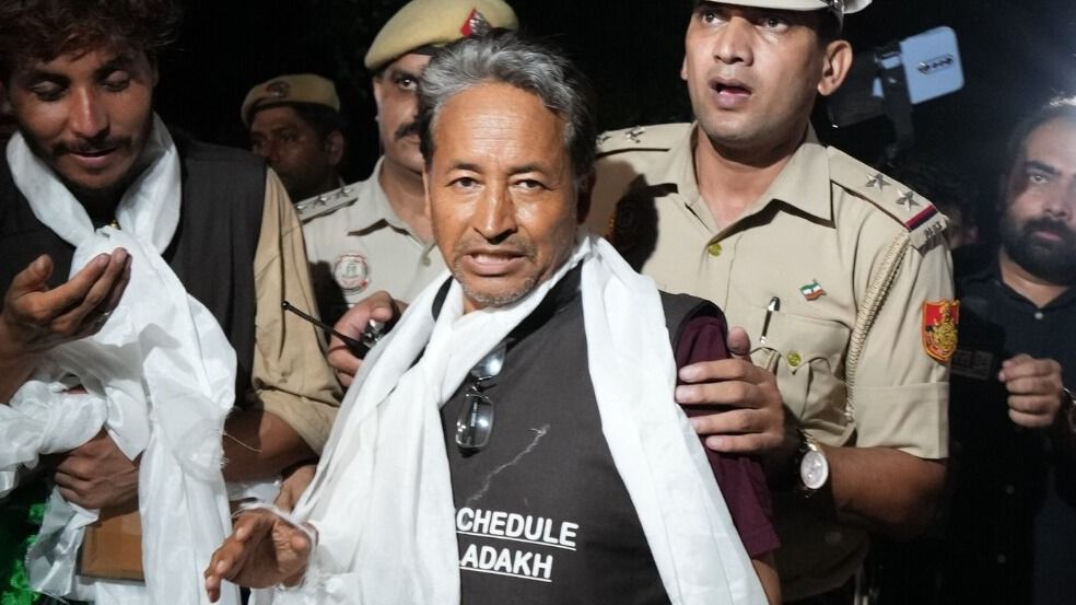सोनम वांगचुक को क्यों भेजा गया जेल? पत्नी गीतांजलि आंगमो कैसे लड़ रही हैं इंसाफ की लड़ाई