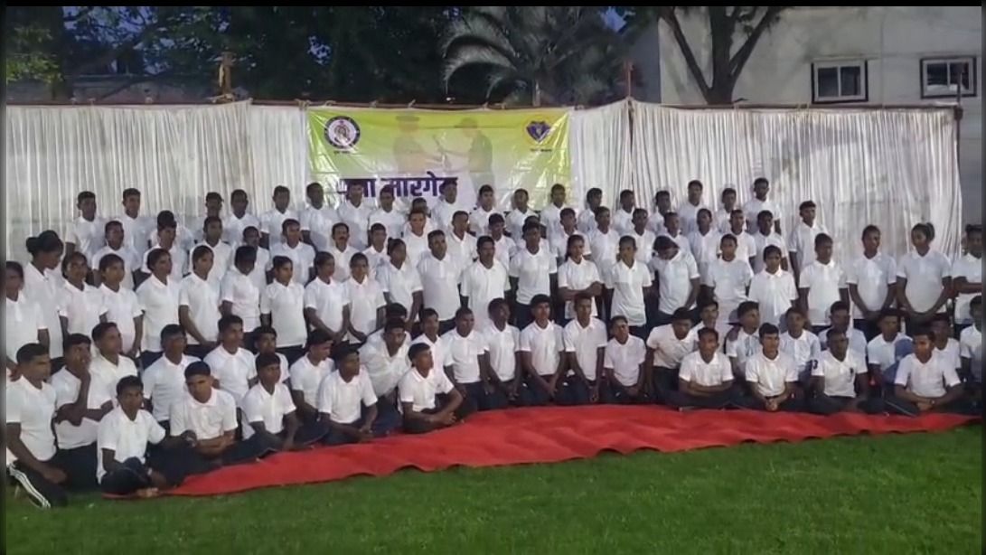 बीजापुर में 103 नक्सलियों ने डाले हथियार, SP के सामने 80 पुरुष और 23 महिलाओं ने किया आत्मसमर्पण