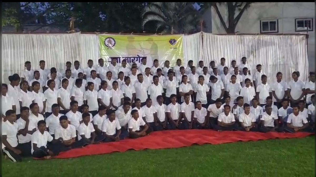 छतीसगढ़ के बीजापुर में 103 नक्सलियों ने डाले हथियार, कुछ पर तो थे करोड़ों के इनाम 103 नक्सलियों ने किया आत्मसमर्पण