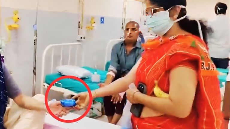जयपुर: मरीजों को 10 रुपए का बिस्किट देकर फोटो खिंचाई फिर वापस भी ले लिया, 'सेवा पखवाड़ा' का वीडियो वायरल! BJP biscuit video viral, Jaipur seva pakhwada controversy, RUHS hospital Jaipur news, biscuit photo viral BJP worker, viral video Jaipur hospital
