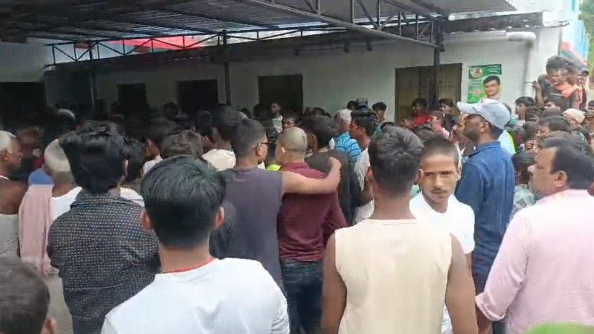 बेगूसराय: पूर्व मंत्री मंजू वर्मा के घर के पीछे मिली किशोरी की अर्धनग्न लाश, दुष्कर्म के बाद हत्या का आरोप, गुस्साए लोगों ने किया हंगामा