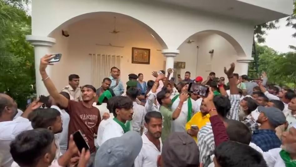 पटना में RJD सुप्रीमो लालू यादव के घर में घुसे सैकड़ों लोग, बोले 'चोर विधायक नहीं चाहिए'